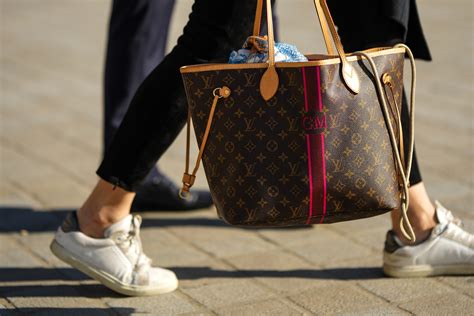 Designer Handbag Review: Louis Vuitton Neverfull MM vs. Louis 